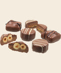 Edition No 05 Nussnougat & Crunch – Praline von Art of Chocolate, 100 g, freigestellt vor cremefarbenem Hintergrund