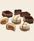 Edition No 09 Brownie & Karamell Fudge – Praline von Art of Chocolate, 95 g, freigestellt vor cremefarbenem Hintergrund