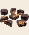 Edition No 12 Salz Karamell & Tiramisu – Praline von Art of Chocolate, 100 g, freigestellt vor cremefarbenem Hintergrund