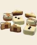 Edition No 13 Karamell Fudge&Nuss-Mandel Nougat – Praline von Art of Chocolate, 105 g, freigestellt vor cremefarbenem Hintergrund