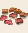 Edition No 14 Himbeer&Florent.Nougat – Praline von Art of Chocolate, 105 g, freigestellt vor cremefarbenem Hintergrund