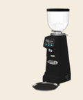 969-83 SuperBar On Demand Espressomühle mit 83-mm-Mahlscheiben in Schwarz, freigestellt
