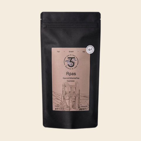 Apas | BIO Espresso aus Brasilien von drei & fünf Rösterei – Kaffeebeutel, freigestellt