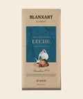 BLANXART Chocolate con leche – Schokoladentafel 75 g, freigestellt auf Creme