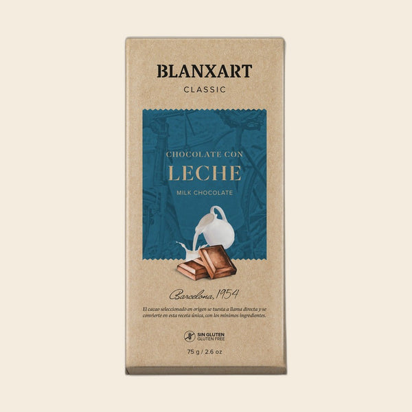 BLANXART Chocolate con leche – Schokoladentafel 75 g, freigestellt auf Creme