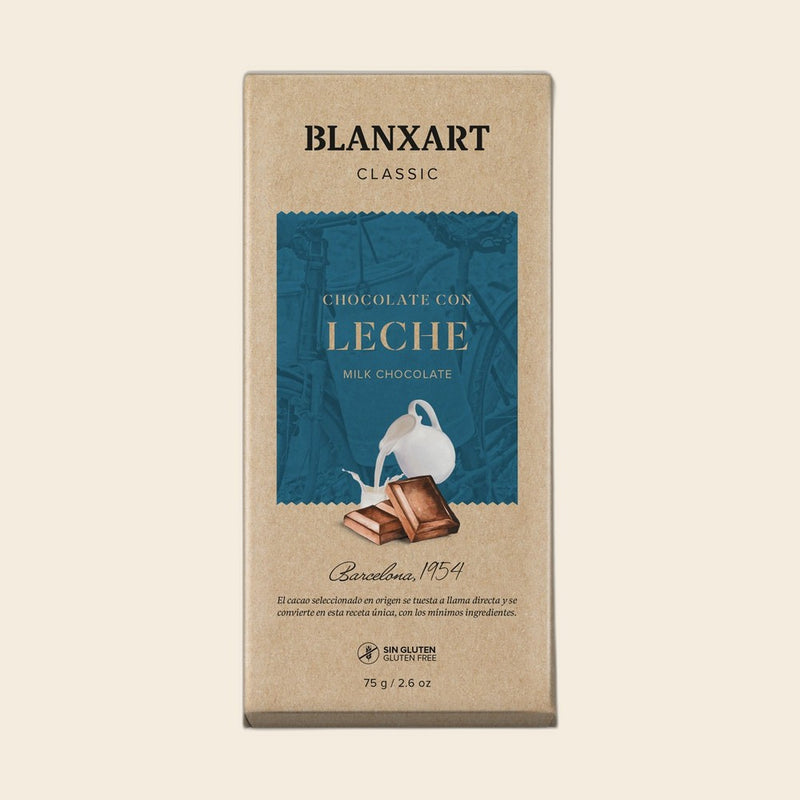 BLANXART Chocolate con leche – Schokoladentafel 75 g, freigestellt auf Creme