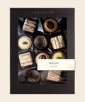 10er Sélection Nougat Pralinés von Coppeneur – Pralinenschachtel freigestellt auf cremefarbenem Hintergrund