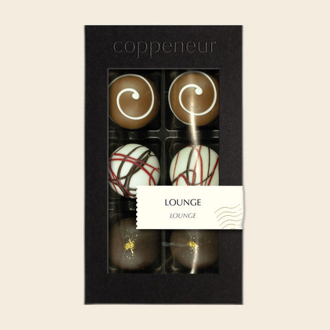 6er Sélection Lounge von Coppeneur – Pralinenschachtel freigestellt auf cremefarbenem Hintergrund