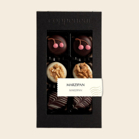 6er Sélection Marzipan von Coppeneur – Pralinenschachtel freigestellt auf cremefarbenem Hintergrund