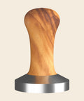 Elba Espresso-Tamper mit Griff aus Olivenholz und Edelstahl-Tamperbasis, freigestellt