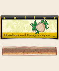 Haselnuss und Honigmarzipan – handgeschöpfte Schokolade von Zotter, freigestellt