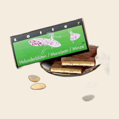 Holunderblüten / Marzipan / Minze – handgeschöpfte Schokolade von Zotter – weitere Ansicht, freigestellt