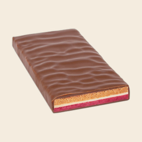Kirsch auf Nusswaffel – handgeschöpfte Schokolade von Zotter – weitere Ansicht, freigestellt