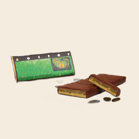 Kürbiskern mit Marzipan – handgeschöpfte Schokolade von Zotter – weitere Ansicht, freigestellt