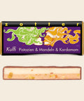 »Kulfi« Pistazien, Mandeln und Kardamom – handgeschöpfte Schokolade von Zotter, freigestellt