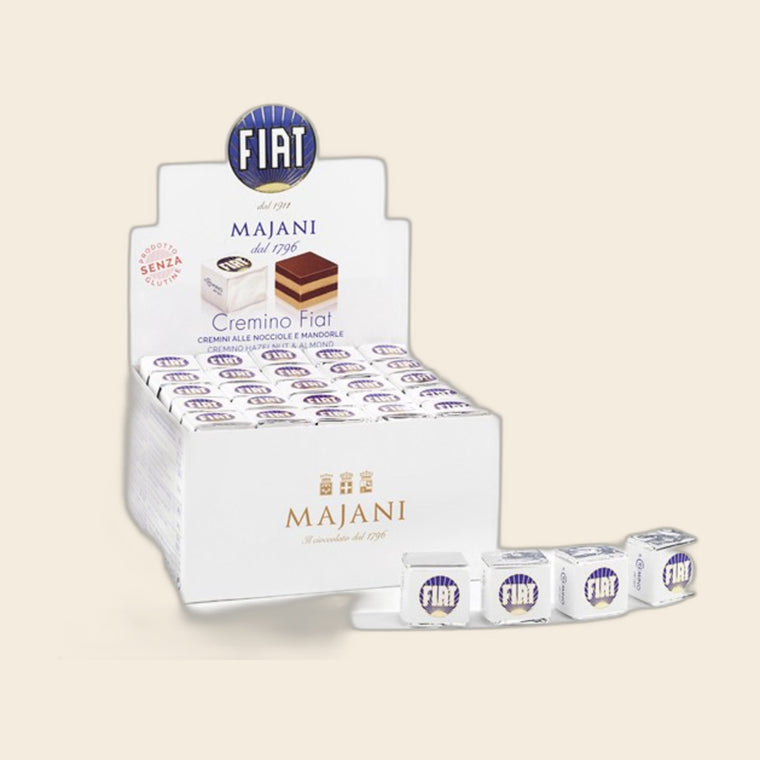Cremino Fiat Classico – Display (100 Stück) von Majani – Packung freigestellt auf cremefarbenem Hintergrund