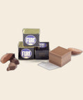 Cremino Fiat Extra Noir – Lose Ware von Majani – Packung freigestellt auf cremefarbenem Hintergrund