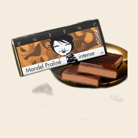 Mandel Praliné intense – handgeschöpfte Schokolade von Zotter – weitere Ansicht, freigestellt