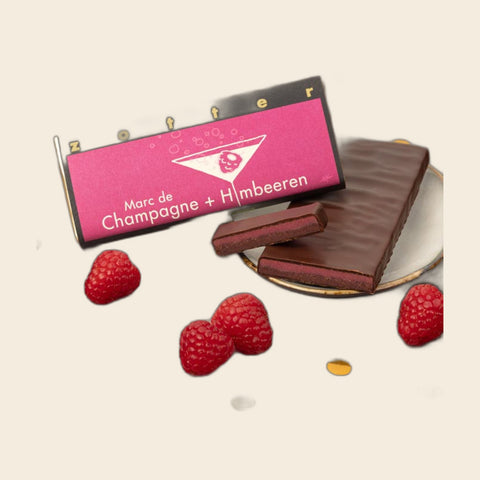 Marc de Champagne + Himbeeren – handgeschöpfte Schokolade von Zotter – weitere Ansicht, freigestellt