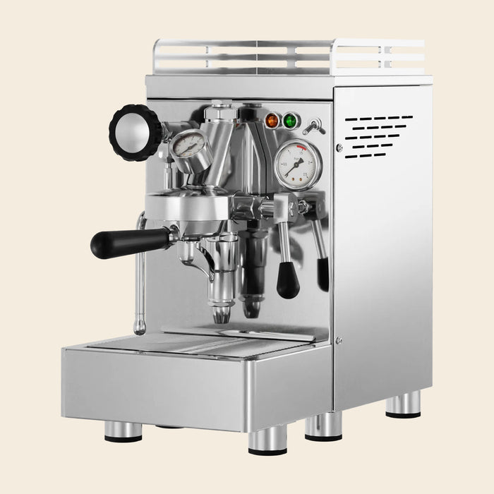 Elba V EVO Espressomaschine in Edelstahl mit schwarzen Holzdetails, freigestellt auf cremefarbenem Hintergrund