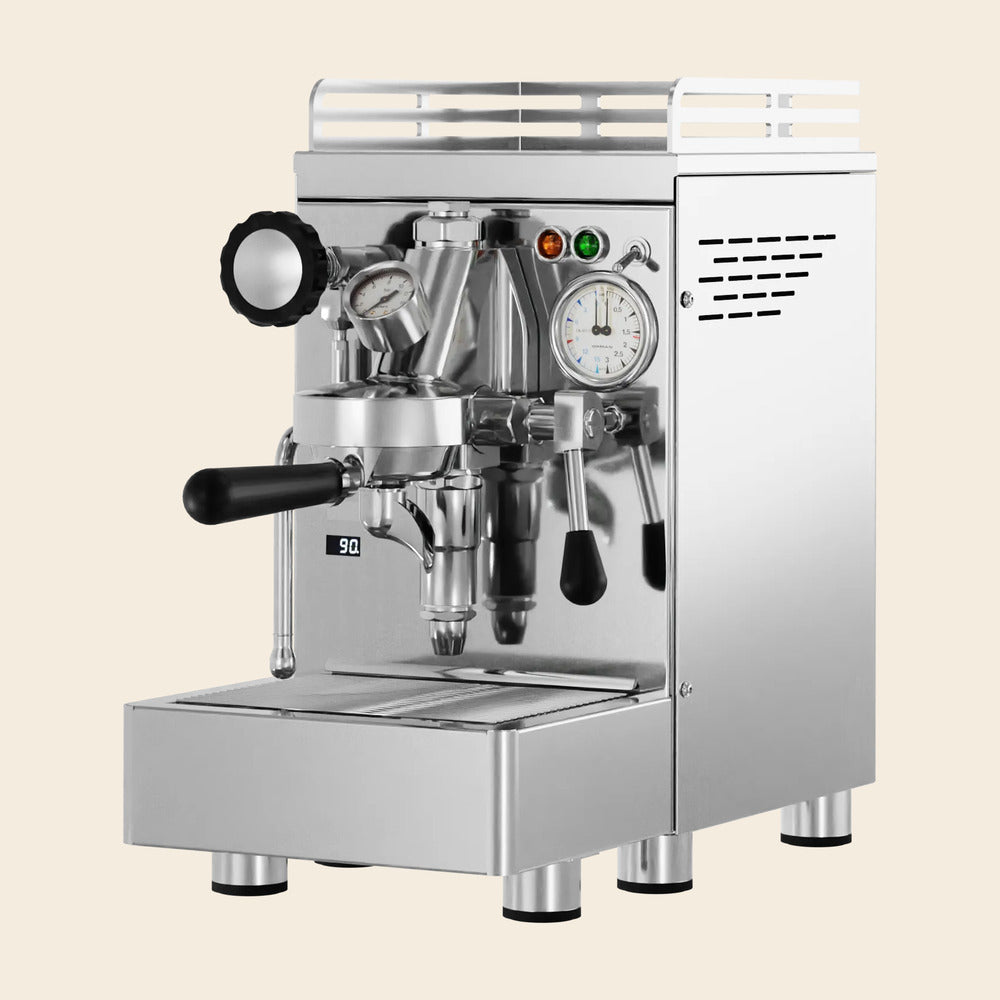 Elba V PID Espressomaschine in Edelstahl mit schwarzen Holzdetails, freigestellt auf cremefarbenem Hintergrund
