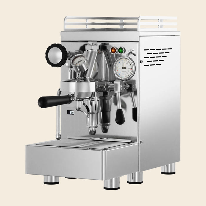 Elba V PID Espressomaschine in Edelstahl mit schwarzen Holzdetails, freigestellt auf cremefarbenem Hintergrund