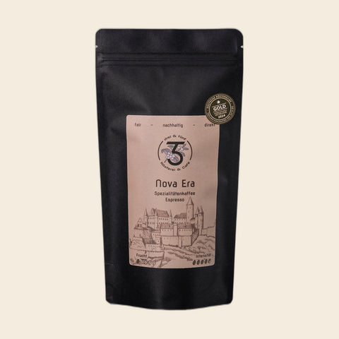Nova Era | Espresso aus Brasilien & Vietnam von drei & fünf Rösterei – Kaffeebeutel, freigestellt