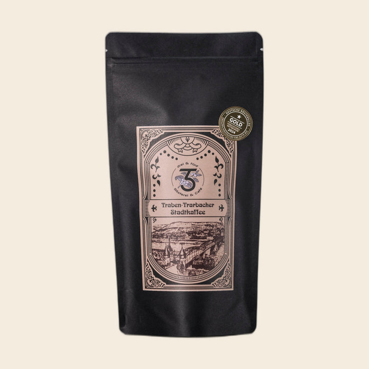 Stadtkaffee Traben-Trarbach | BIO - Röstkaffee aus Nicaragua, Brasilien & Peru von drei & fünf Rösterei – Kaffeebeutel, freigestellt