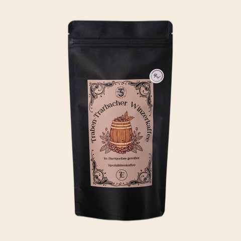 Traben-Trarbacher Winzerkaffee | BIO - Röstkaffee aus Brasilien im Barriquefass gereift von drei & fünf Rösterei – Kaffeebeutel, freigestellt