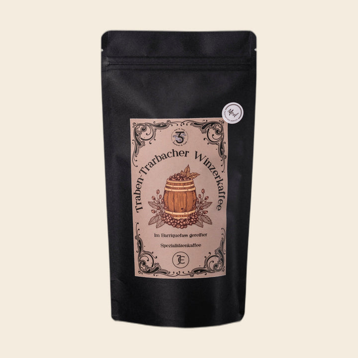 Traben-Trarbacher Winzerkaffee | BIO - Röstkaffee aus Brasilien im Barriquefass gereift von drei & fünf Rösterei – Kaffeebeutel, freigestellt