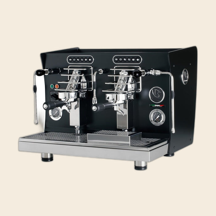 969 Zeta zweigruppige Siebträger-Espressomaschine für die Gastronomie in Schwarz, freigestellt
