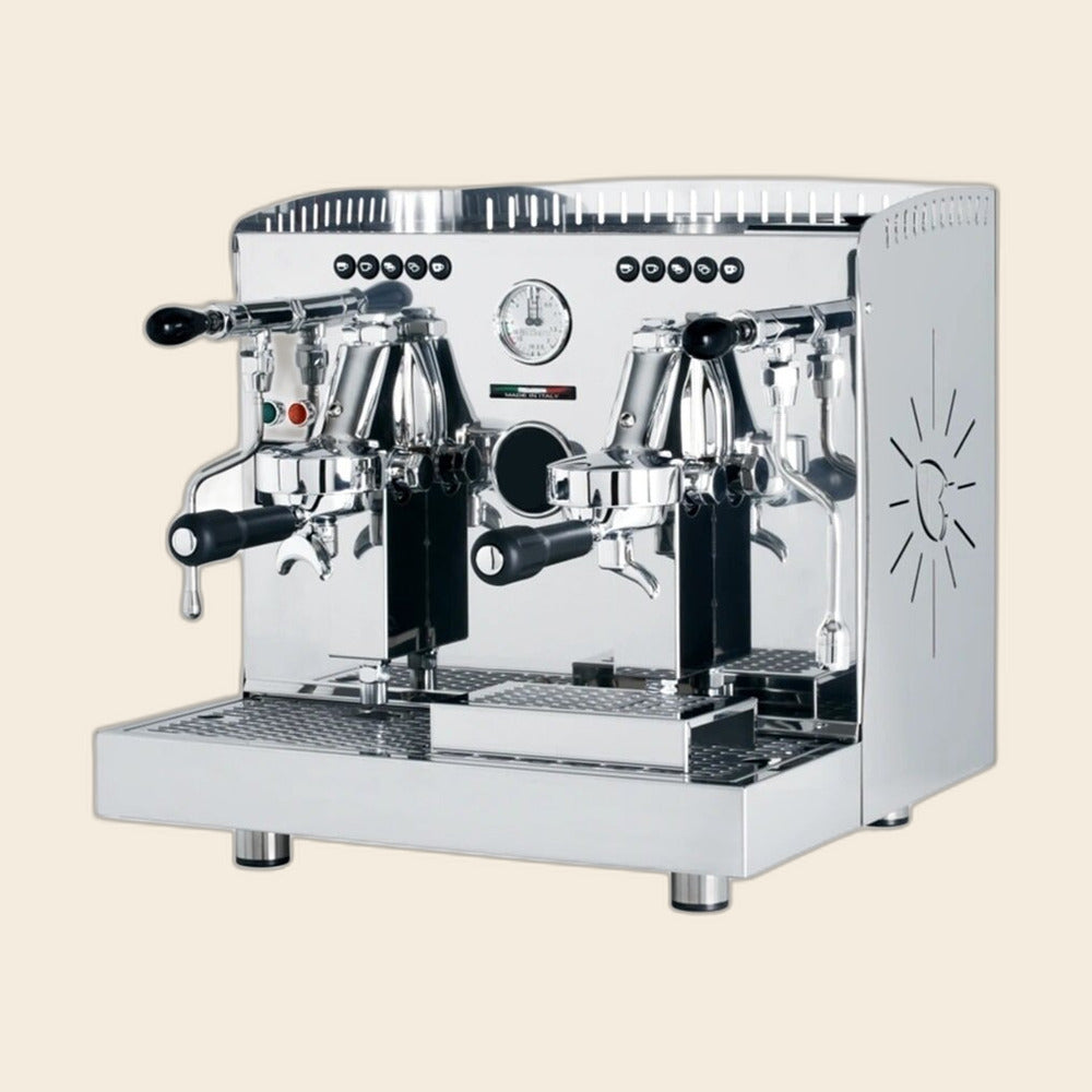 969 Zeta Compact zweigruppige Siebträger-Espressomaschine in Edelstahl, kompakt, freigestellt