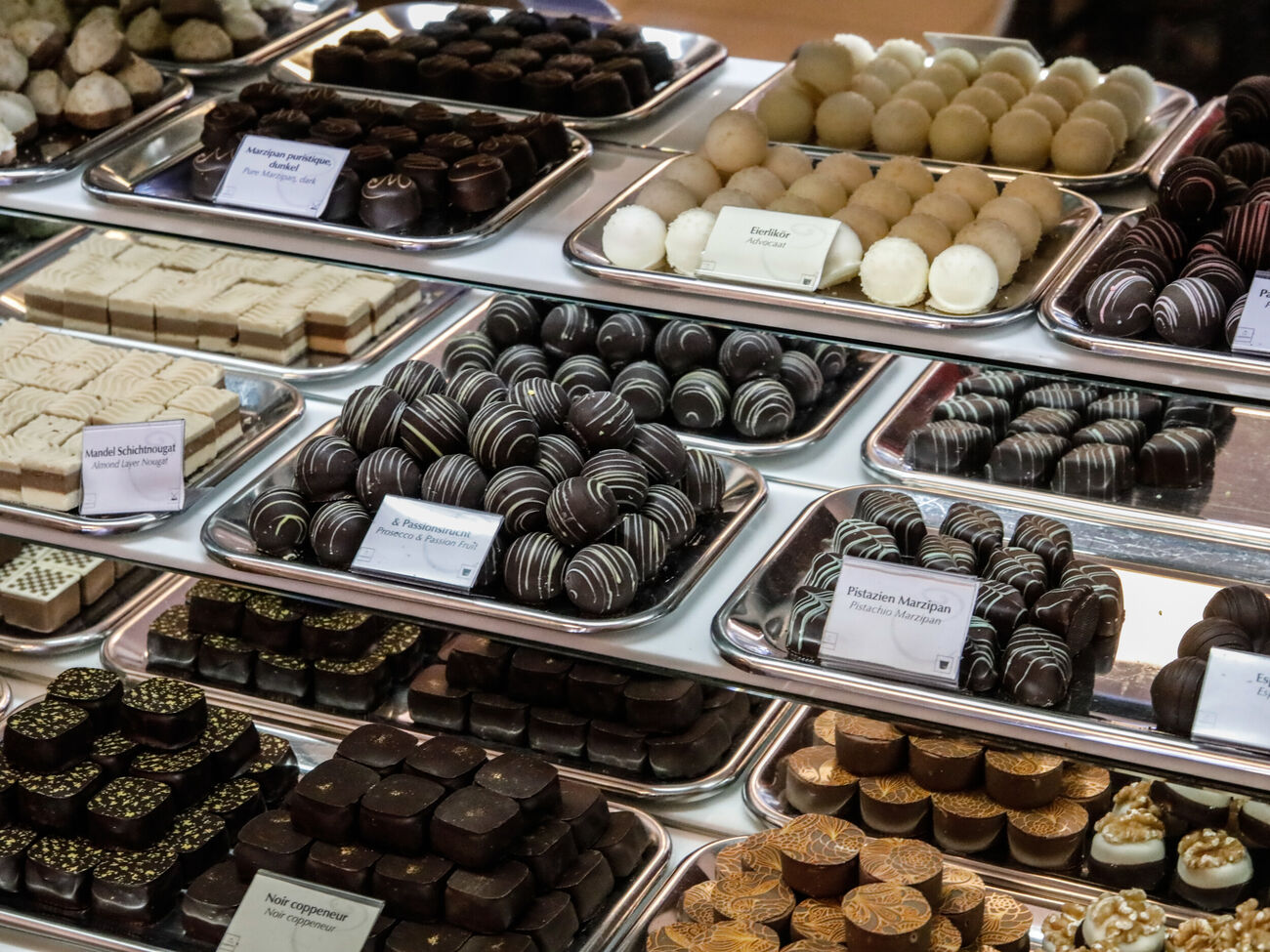 Pralinen-Theke in der Chocolat-Boutique